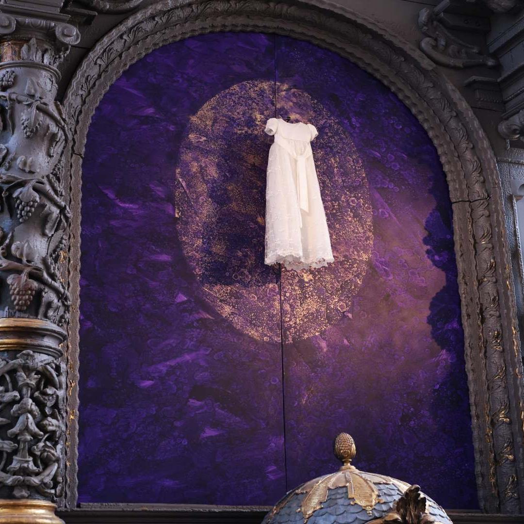 Appold wählte ein neues Taufkleid als Symbol dafür, dass es zum Tragen bereit ist.