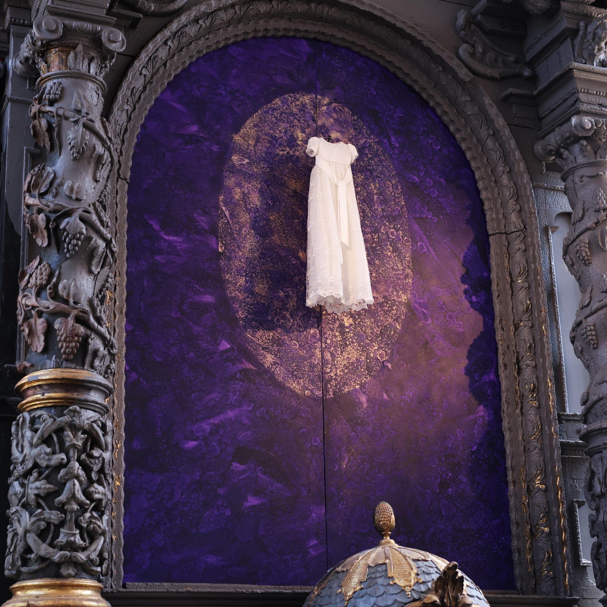 Uwe Appolds erstes Bild, das nun enthüllt wurde, widmet sich dem Thema der Taufe. Zum Glaubensweg gehört die Vorbereitung und das Fest, symbolisiert mit den Farben Violett und Gold.