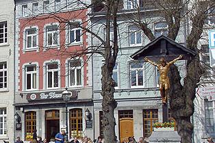 Kreuzbrunnenanlage vor dem Pfarrheim